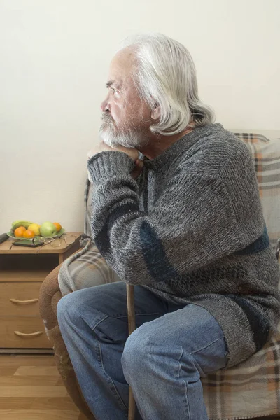 Ein Trauriger Kranker Alter Mann Einem Altenheim Sitzt Ganz Allein — Stockfoto