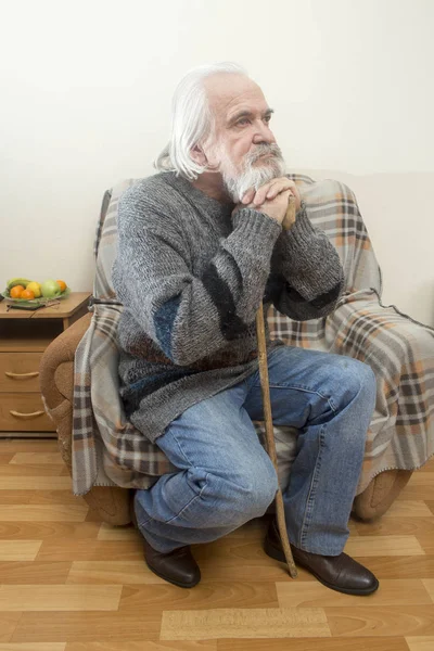 Szomorú Beteg Öregember Egy Árvaházban Idősek Egy Széken Egyedül Tükrözi — Stock Fotó