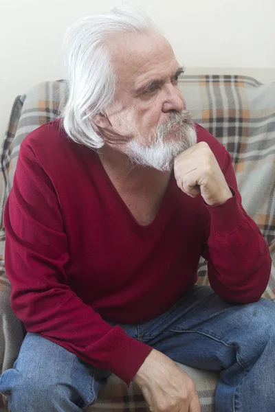 Velho Bonito Doente Com Barba Bigode Com Longos Cabelos Brancos — Fotografia de Stock