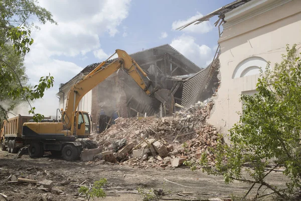 Destrucción Las Paredes Del Antiguo Edificio Limpieza Los Escombros Construcción — Foto de Stock