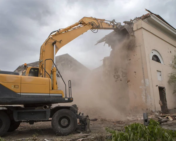 Eski Binanın Duvarlarının Yıkılması Bir Kova Kazıcıyla Inşaat Atıklarının Temizlenmesi — Stok fotoğraf