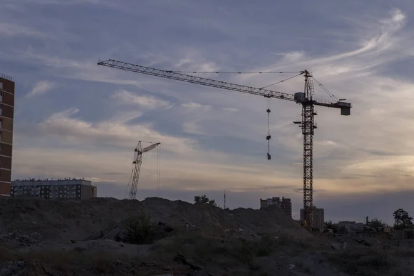 Vinçler Üzerinde Akşam Gökyüzü Arka Planı Katlı Bina Inşaatı — Stok fotoğraf