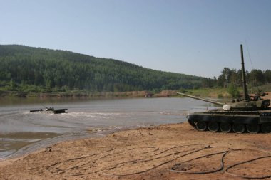 Doğu Sibirya toprağa eğitim tankı. Askeri tatbikatlar savaş Rusya'nın yakın bir durumda tank tümeni.