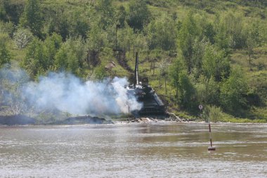 Doğu Sibirya toprağa eğitim tankı. Askeri tatbikatlar savaş Rusya'nın yakın bir durumda tank tümeni.