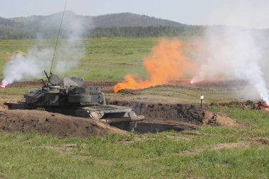 Doğu Sibirya toprağa eğitim tankı. Askeri tatbikatlar savaş Rusya'nın yakın bir durumda tank tümeni.