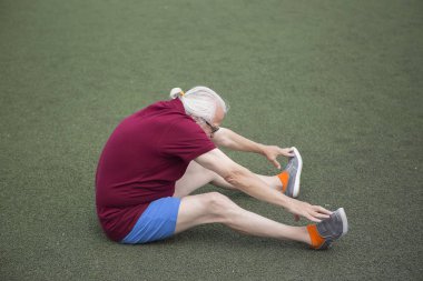 Komuta sizde açık havada spor stadyumunda pratiği yapıyor. Sağlıklı yaşam ve spor için her kişi eğitim durumu kavramı. Kamuya açık bir yerde mevcut spor malzemeleri.
