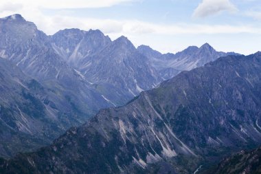 Tunkinsky Buryatia Cumhuriyeti Rusya Federasyonu helikopter kokpit üzerinden milli parkta dağlarının görünümü. Dağ aralığının adını 