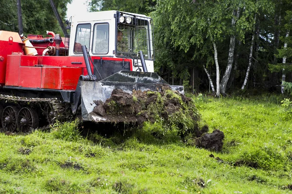 Doğu Sibirya toprağa eğitim tankı. Askeri tatbikatlar savaş Rusya'nın yakın bir durumda tank tümeni.
