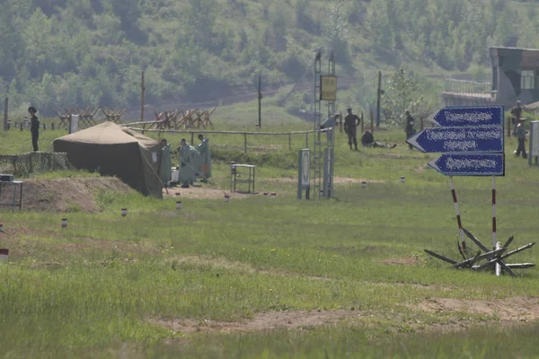 Doğu Sibirya toprağa eğitim tankı. Askeri tatbikatlar savaş Rusya'nın yakın bir durumda tank tümeni.