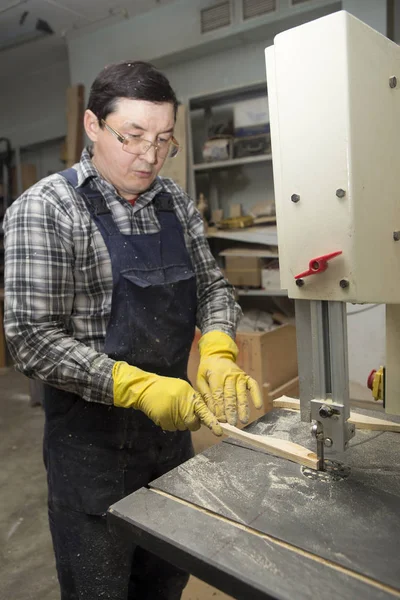 Joiner Trabalha Máquina Com Fabricação Produtos Madeira Carpinteiro Corta Madeira — Fotografia de Stock