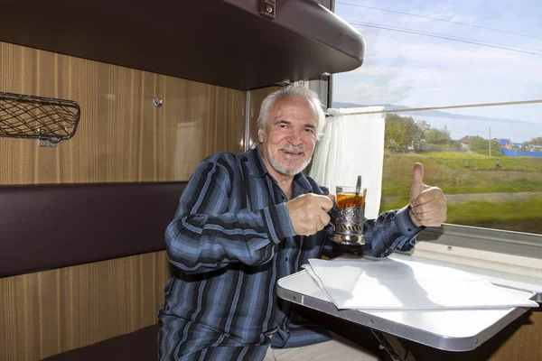 Anziano Carismatico Che Beve Una Coupé Ferroviaria Vista Delle Montagne — Foto Stock