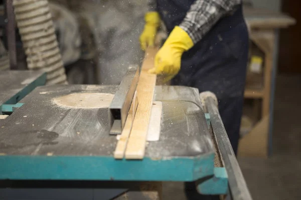 Joiner Trabaja Máquina Con Fabricación Productos Madera Carpintero Corta Madera —  Fotos de Stock