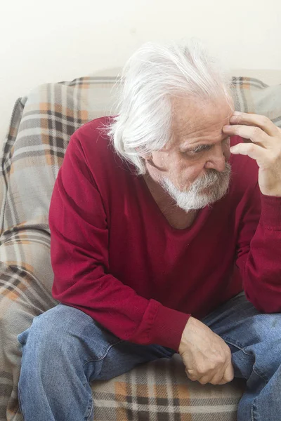 Ein Gutaussehender Kranker Alter Mann Mit Bart Und Schnurrbart Mit — Stockfoto