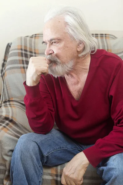 Ein Gutaussehender Kranker Alter Mann Mit Bart Und Schnurrbart Mit — Stockfoto