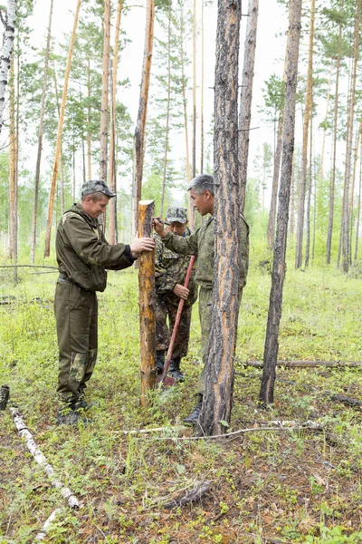 衛生森の伐採のプロットをマーキング林業のグループと森林官 作業足場を確立衛生森林の伐採跡のマーキング — ストック写真