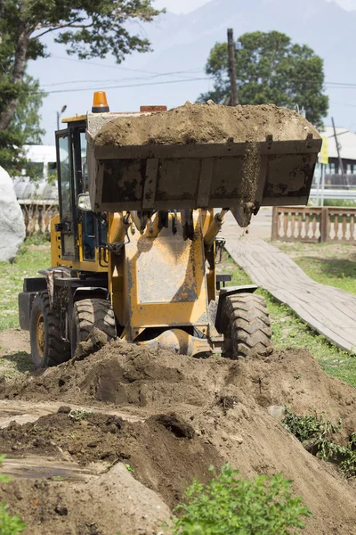Een Bulldozer Wielen Begraven Een Loopgraaf Werken Bouwplaats Backfilling Van — Stockfoto