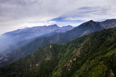 Tunkinsky Buryatia Cumhuriyeti Rusya Federasyonu helikopter kokpit üzerinden milli parkta dağlarının görünümü. Dağ aralığının adını 