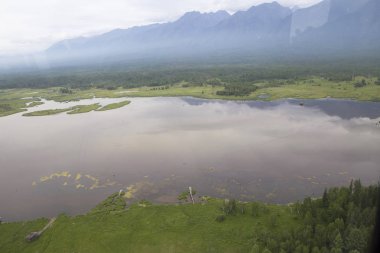Nehirler ve göller Doğu Sibirya üzerinden yükseklik. Göller ve Sibirya Tayga nehre helikopter kokpit üzerinden bir görünüme