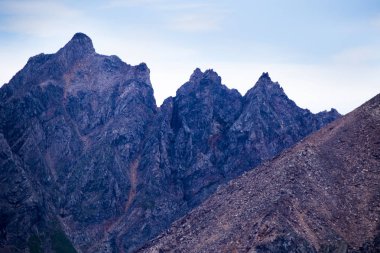 Tunkinsky Buryatia Cumhuriyeti Rusya Federasyonu helikopter kokpit üzerinden milli parkta dağlarının görünümü. Dağ aralığının adını 