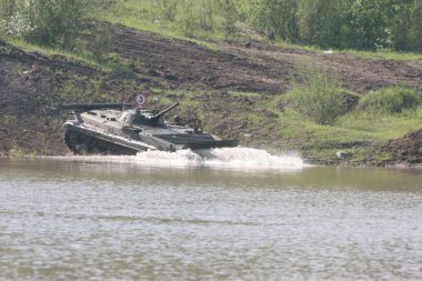 Doğu Sibirya toprağa eğitim tankı. Askeri tatbikatlar savaş Rusya'nın yakın bir durumda tank tümeni