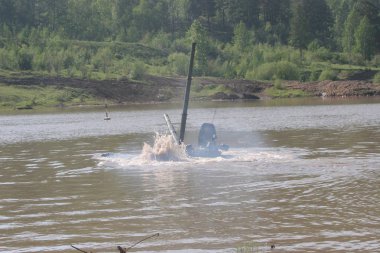 Doğu Sibirya toprağa eğitim tankı. Askeri tatbikatlar savaş Rusya'nın yakın bir durumda tank tümeni