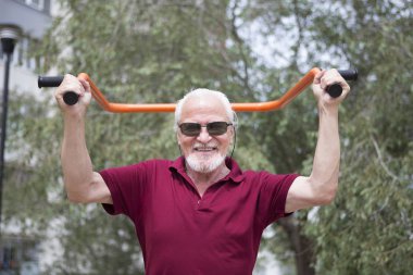 Spor malzemeleri açık havada bir şehirde üzerinde çekici komuta sizde trenler. Bir sağlıklı yaşam ve spor için her kişi eğitim erişilebilirliğini kavramı. Kamuya açık bir yerde mevcut spor malzemeleri.