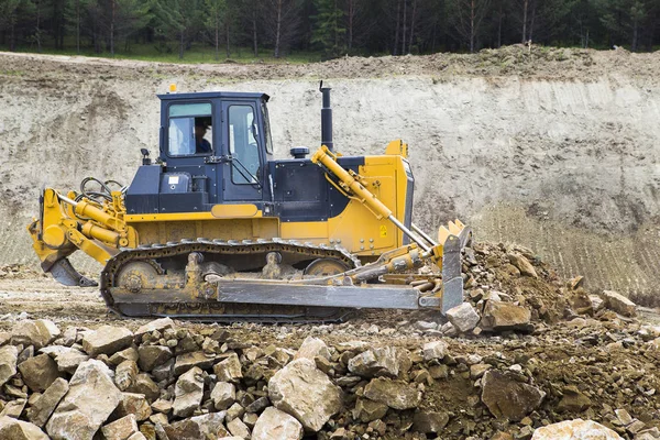 Excavadora Mueve Extiende Suelo Los Escombros Terraplén Carretera — Foto de Stock