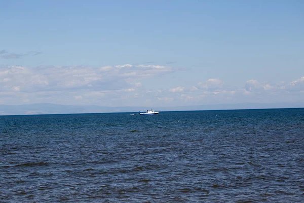 Ein Ausflugsboot Fährt Auf Dem Baikal Hintergrund Der Berge Und — Stockfoto