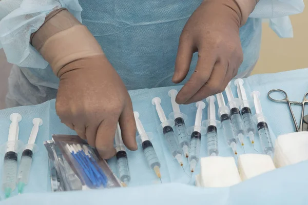 Saudari Saudari Medis Menyiapkan Peralatan Dan Alat Alat Untuk Pembedahan — Stok Foto