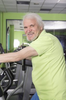 Spor salonunda antrenör kullanarak çekici komuta sizde