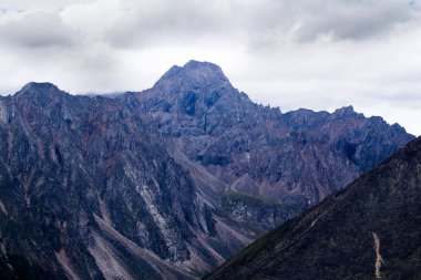 Tunkinsky Buryatia Cumhuriyeti Rusya Federasyonu helikopter kokpit üzerinden milli parkta dağlarının görünümü. Dağ aralığının adını 