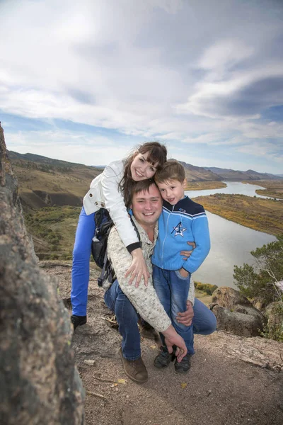Glad Familie Far Mor Lille Søn Poserer Toppen Bjerg Baggrund - Stock-foto