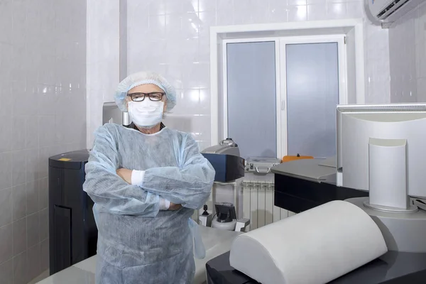 Manlig Kirurg Står Nära Operationsbordet Före Början Operation För Synkorrigering — Stockfoto