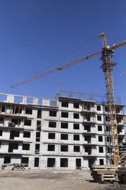 Bir kule vinç ile bina yüksek katlı bina