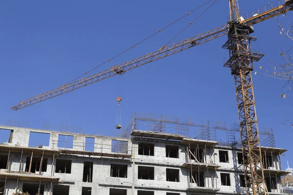 Bir kule vinç ile bina yüksek katlı bina