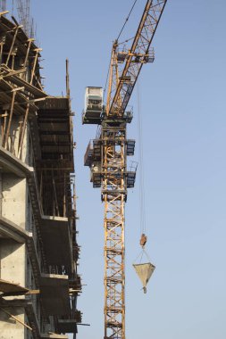 Bir kule vinç ile bina yüksek katlı bina