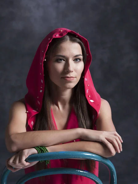 Portrét Okouzlující Dívka Červené Zelené Šedém Pozadí — Stock fotografie