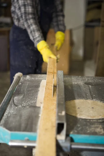 木匠在机器上工作与木制品制造 木匠在机床上切割各种配置的木材 — 图库照片