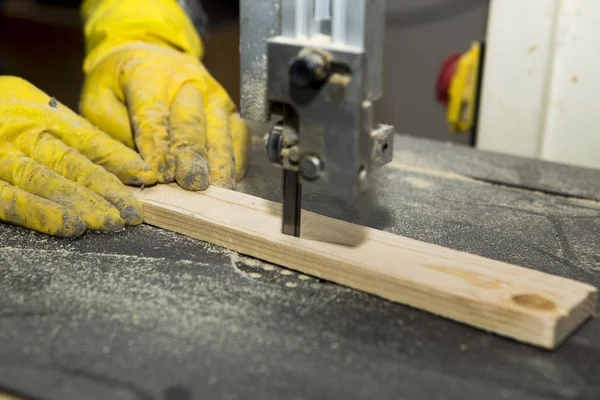木匠在机器上工作与木制品制造 木匠在机床上切割各种配置的木材 — 图库照片