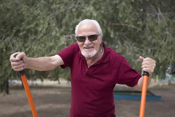 Atractivo Hombre Mayor Entrena Equipos Deportivos Una Ciudad Aire Libre —  Fotos de Stock