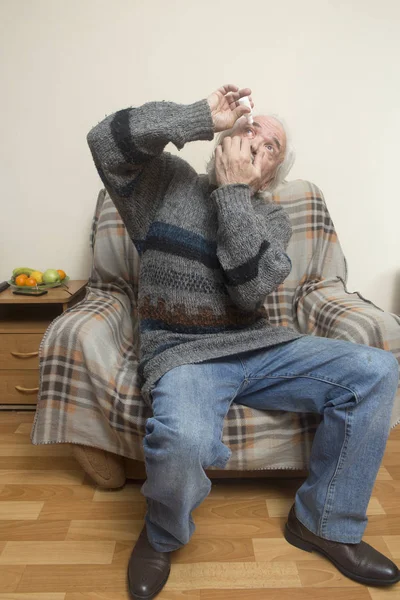 Der Alte Kranke Führt Selbständig Die Behandlung Des Senilen Grauen — Stockfoto