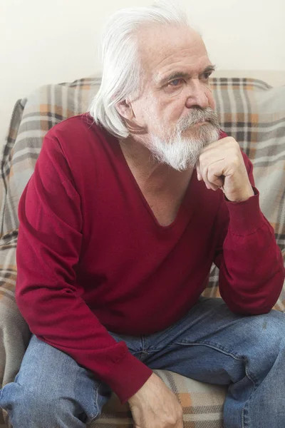 Velho Bonito Doente Com Barba Bigode Com Longos Cabelos Brancos — Fotografia de Stock