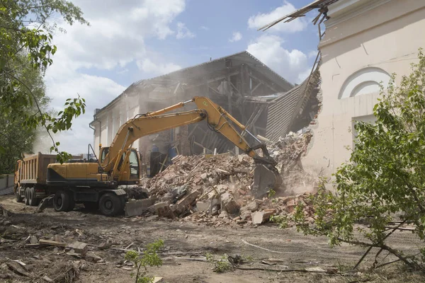 Eski Binanın Duvarlarının Yıkılması Bir Kova Kazıcıyla Inşaat Atıklarının Temizlenmesi — Stok fotoğraf