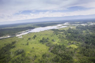 Nehirler ve göller Doğu Sibirya üzerinden yükseklik. Göller ve Sibirya Tayga nehre helikopter kokpit üzerinden bir görünüme
