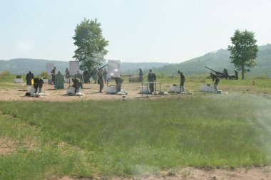 Doğu Sibirya 'daki tank eğitim sahası. Rusya 'daki savaşa yakın bir durumda tank tugayının askeri tatbikatları. Gaz saldırısı..