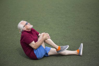 Komuta sizde açık havada spor stadyumunda pratiği yapıyor. Sağlıklı yaşam ve spor için her kişi eğitim durumu kavramı. Kamuya açık bir yerde mevcut spor malzemeleri.