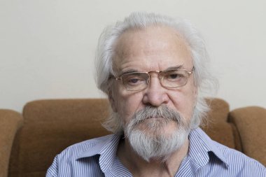 Göz hastalıkları bir yalnız hasta zavallı yaşlı adam acı bağımsız olarak muhafazakar katarakt ve Glokom tedavisinde nişanlı.