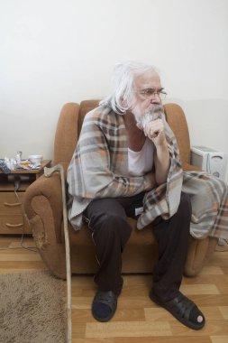 Katarakt ve Glokom, göz hastalığı muzdarip bir eski yalnız hasta zavallı adam, tek başına bir sandalyede oturur.