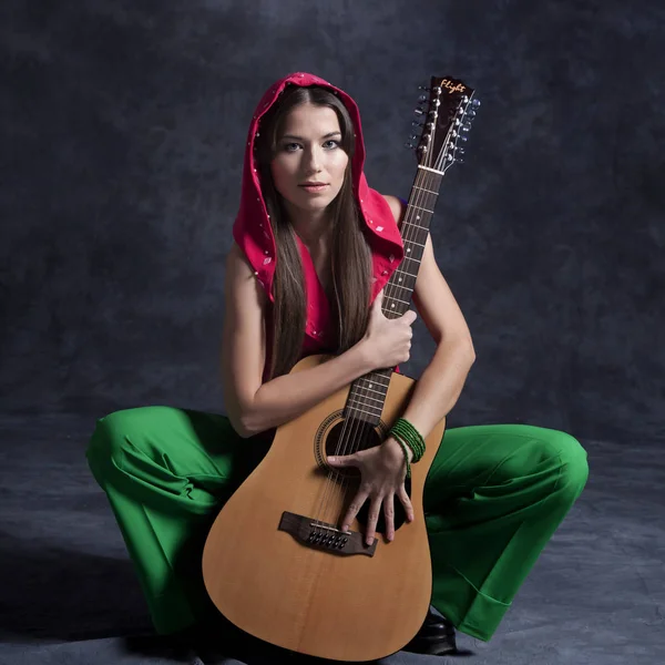 Uma Jovem Toca Guitarra Canta Rock Engraçado Romances Tristes — Fotografia de Stock