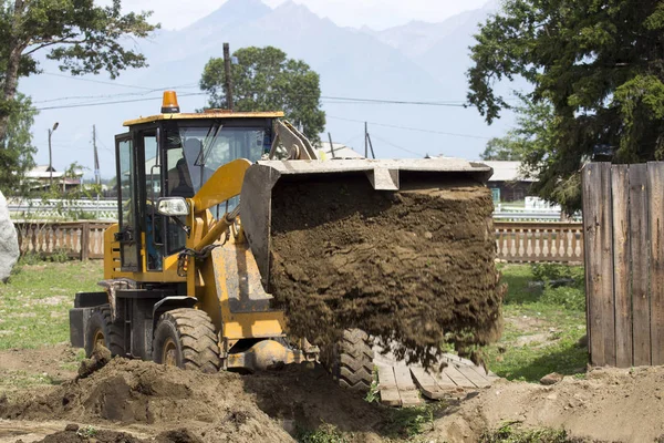 Een Bulldozer Wielen Begraven Een Loopgraaf Werken Bouwplaats Backfilling Van — Stockfoto